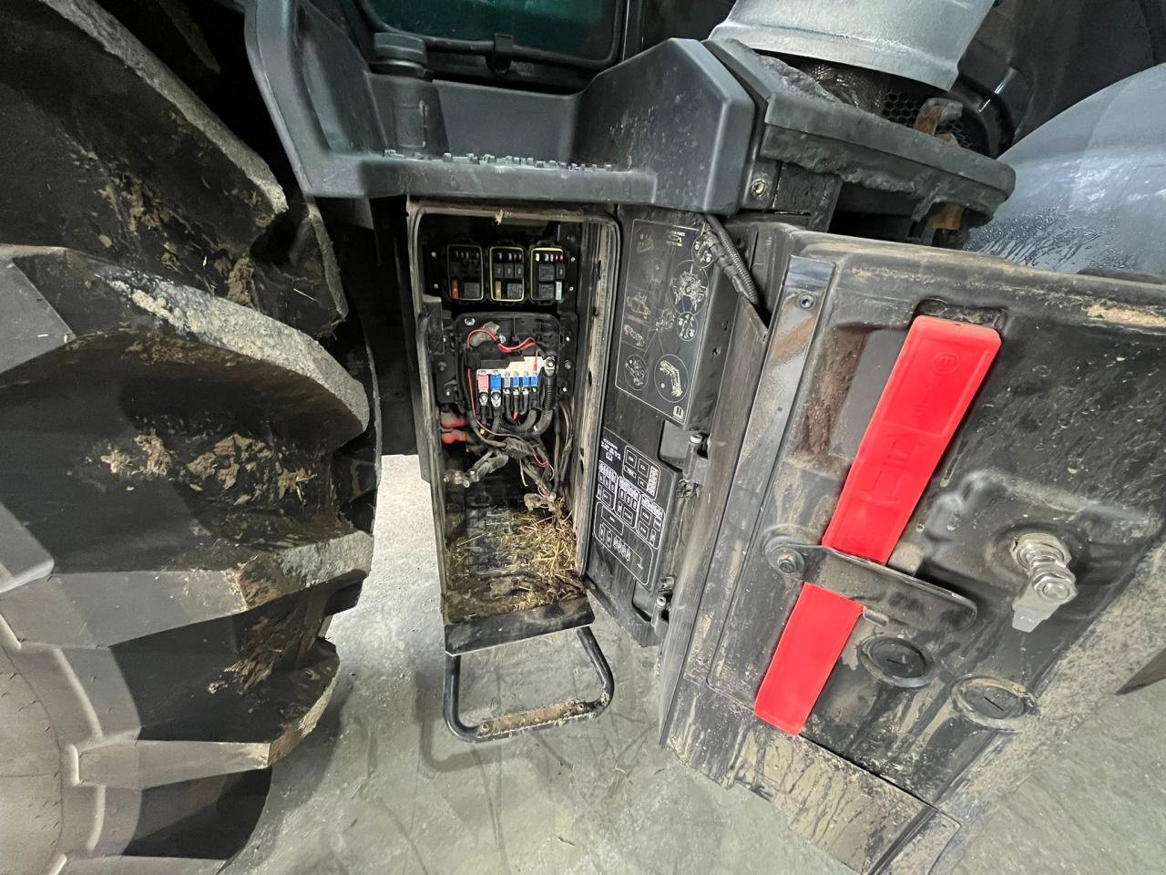 Traktor типа Valtra Q305 Brandschaden, Gebrauchtmaschine в Könnern (Фотография 9)