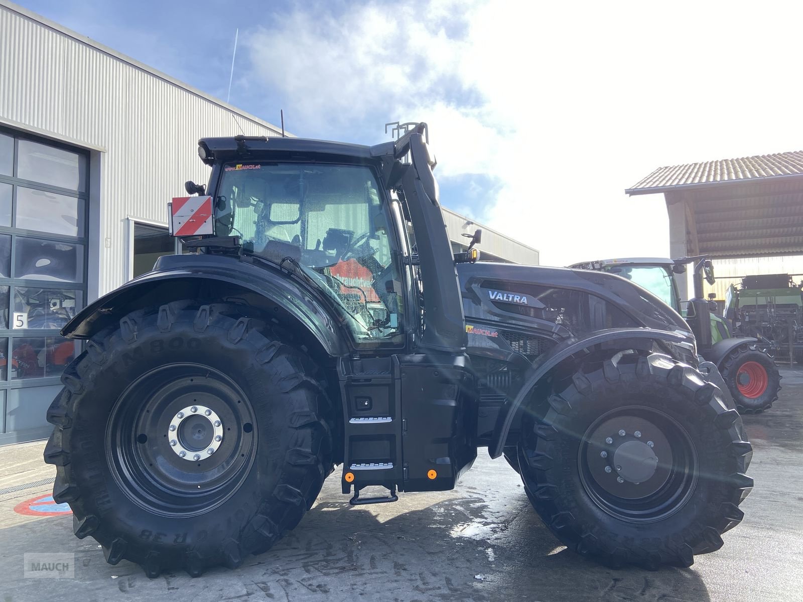 Traktor van het type Valtra Q305  + RÜFA, Mietmaschine in Burgkirchen (Foto 4)