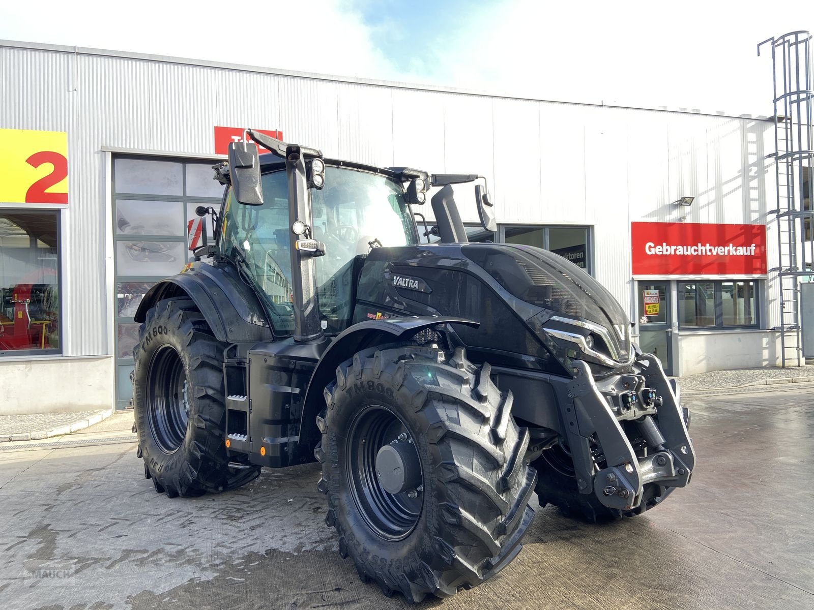 Traktor van het type Valtra Q305  + RÜFA, Mietmaschine in Burgkirchen (Foto 3)