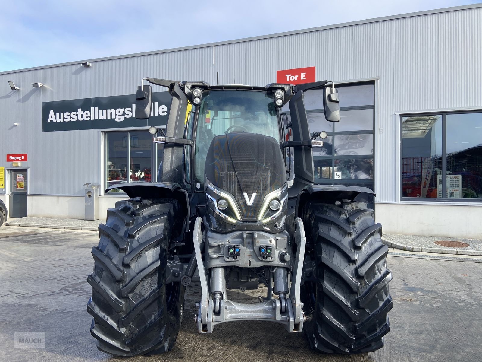 Traktor van het type Valtra Q305  + RÜFA, Mietmaschine in Burgkirchen (Foto 2)