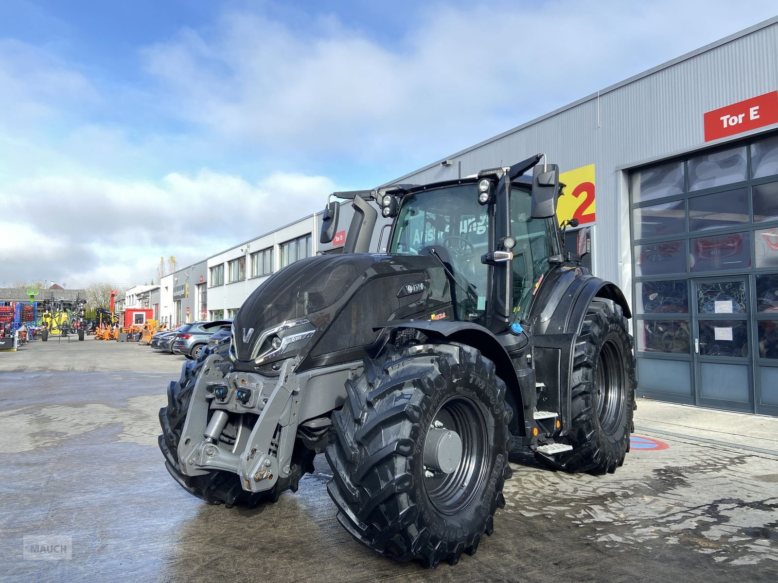 Traktor van het type Valtra Q305  + RÜFA, Mietmaschine in Burgkirchen (Foto 1)