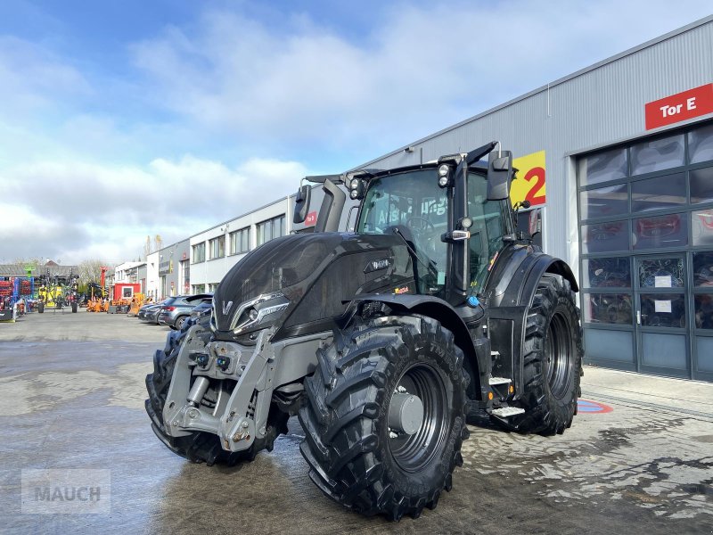 Traktor des Typs Valtra Q305  + RÜFA, Mietmaschine in Burgkirchen (Bild 1)