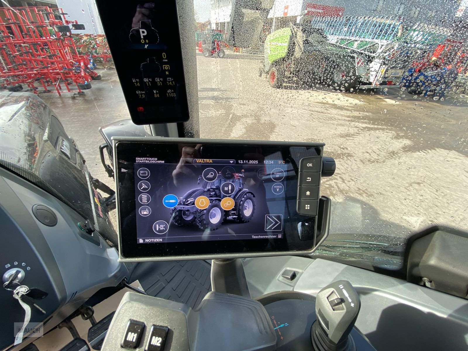 Traktor van het type Valtra Q305  + RÜFA, Mietmaschine in Burgkirchen (Foto 15)