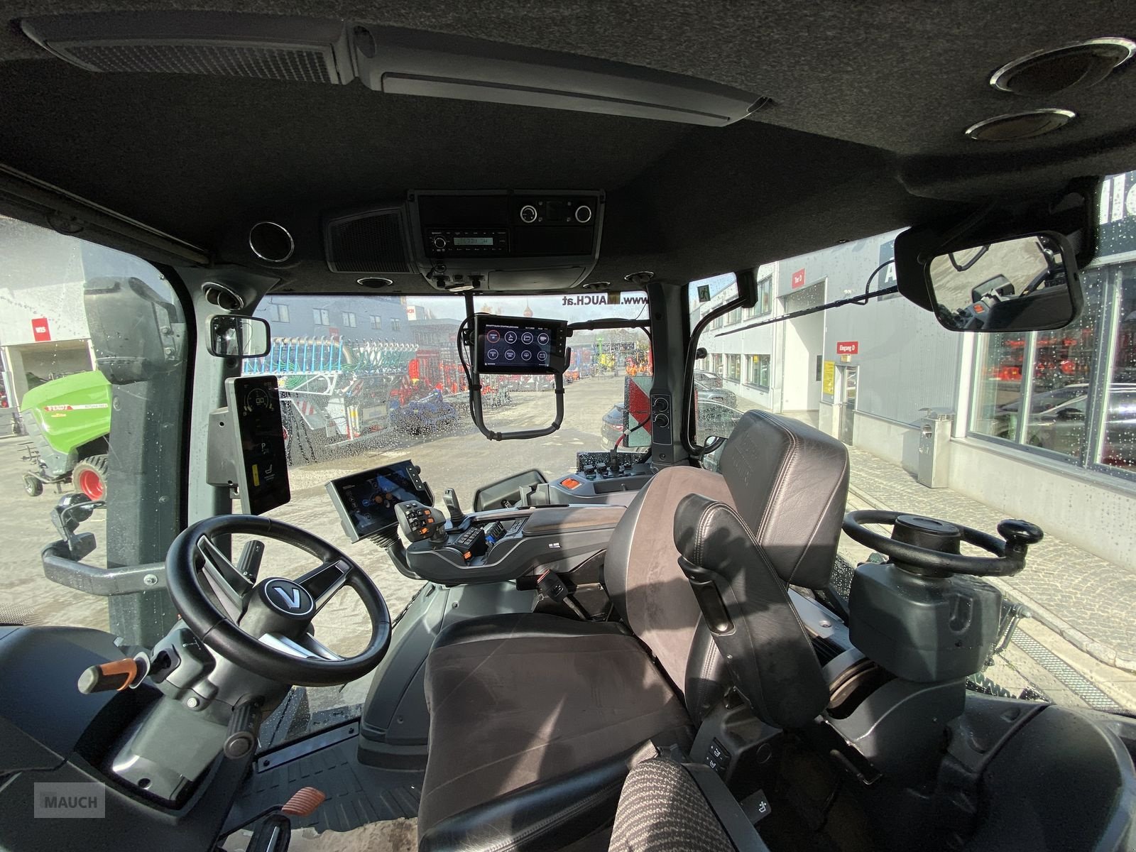 Traktor van het type Valtra Q305  + RÜFA, Mietmaschine in Burgkirchen (Foto 12)