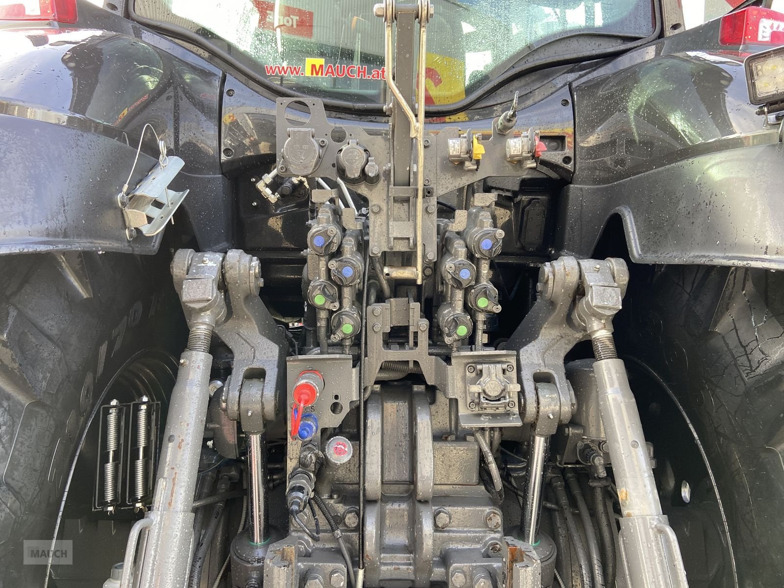 Traktor van het type Valtra Q305  + RÜFA, Mietmaschine in Burgkirchen (Foto 9)