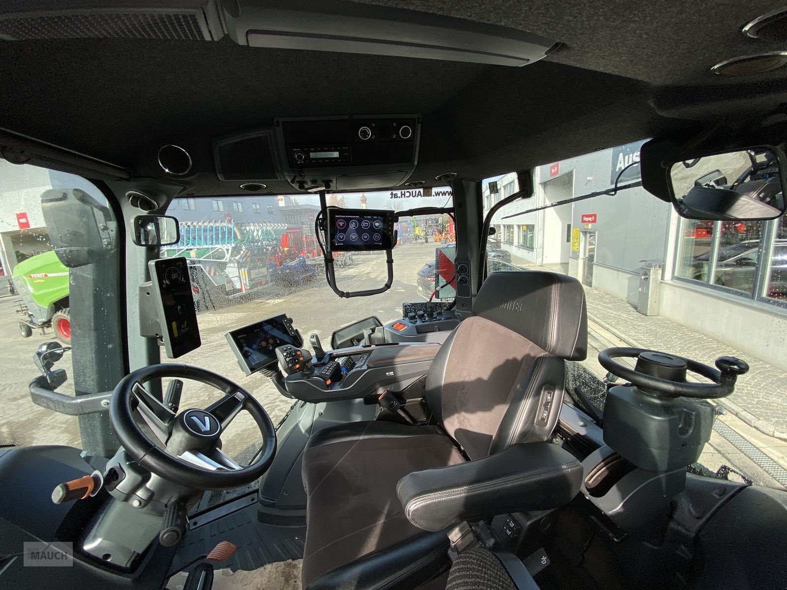 Traktor van het type Valtra Q305  + RÜFA, Mietmaschine in Burgkirchen (Foto 13)