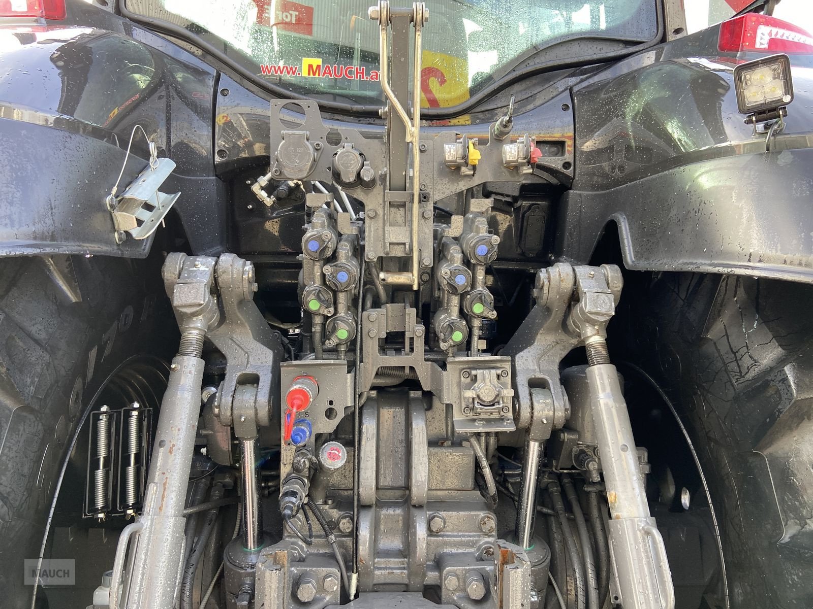 Traktor van het type Valtra Q305  + RÜFA, Mietmaschine in Burgkirchen (Foto 8)