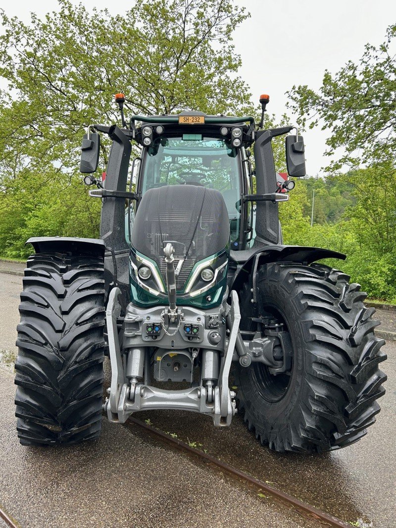 Traktor des Typs Valtra Q305, Ausstellungsmaschine in Schaffhausen (Bild 3)