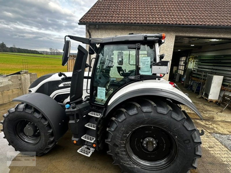 Traktor des Typs Valtra Q305, Gebrauchtmaschine in Weiden/Theisseil (Bild 2)