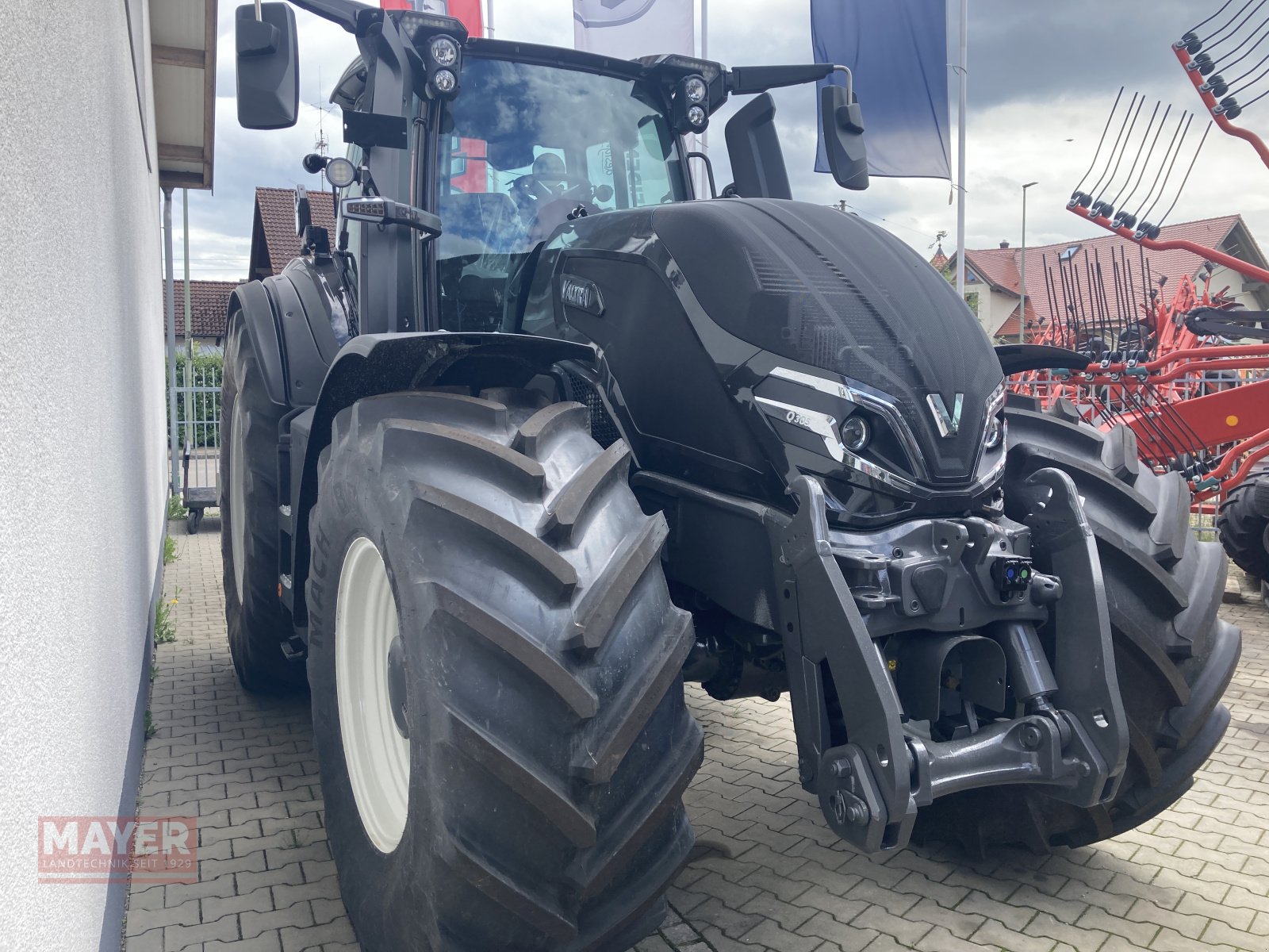 Traktor des Typs Valtra Q305, Neumaschine in Unterroth (Bild 5)