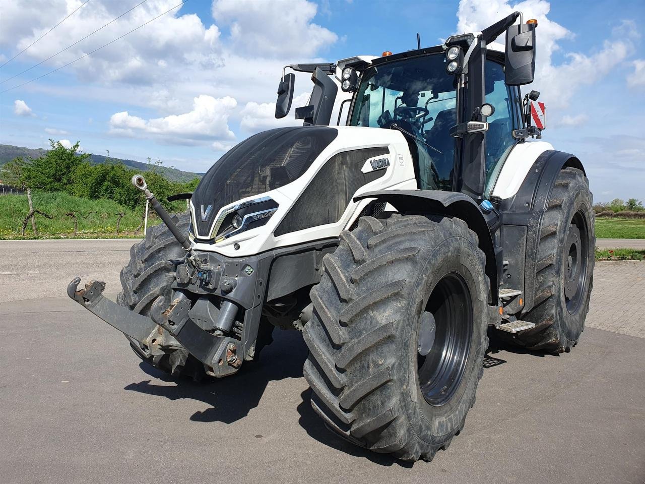 Traktor of the type Valtra Q305, Gebrauchtmaschine in Niederkirchen (Picture 1)