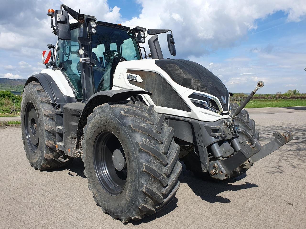 Traktor of the type Valtra Q305, Gebrauchtmaschine in Niederkirchen (Picture 2)