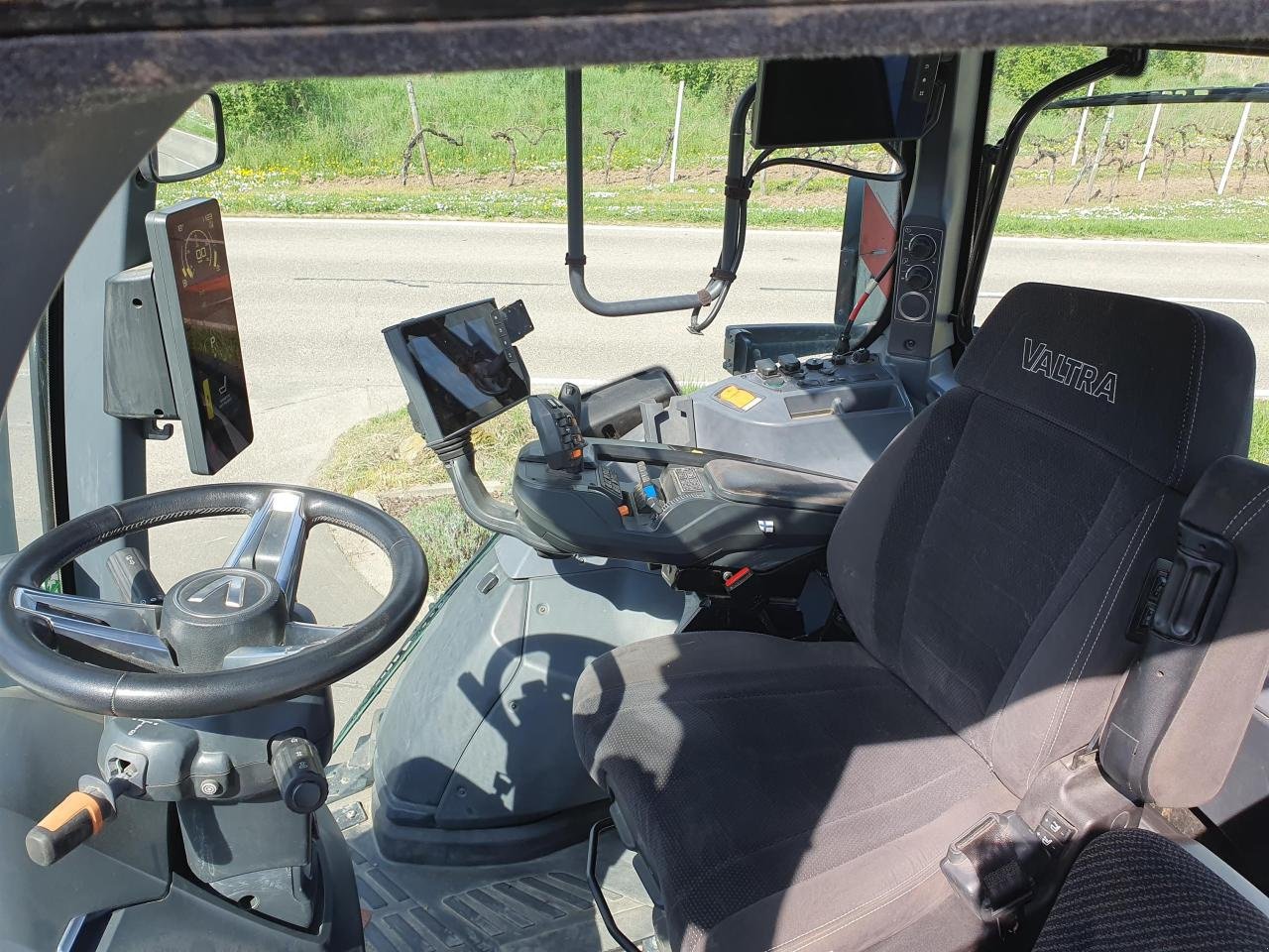 Traktor of the type Valtra Q305, Gebrauchtmaschine in Niederkirchen (Picture 9)