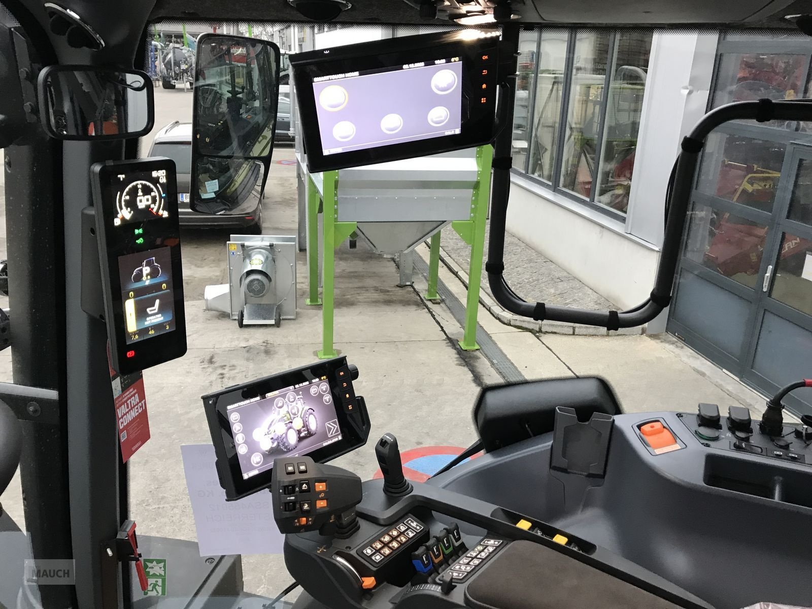 Traktor of the type Valtra Q305, Neumaschine in Burgkirchen (Picture 13)