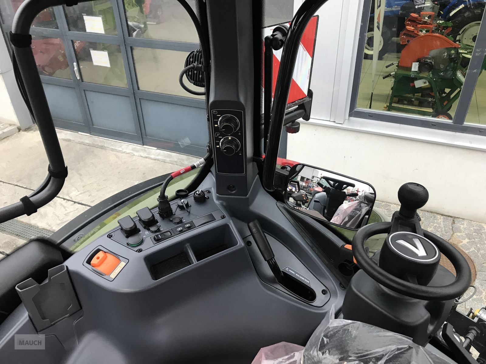 Traktor of the type Valtra Q305, Neumaschine in Burgkirchen (Picture 12)