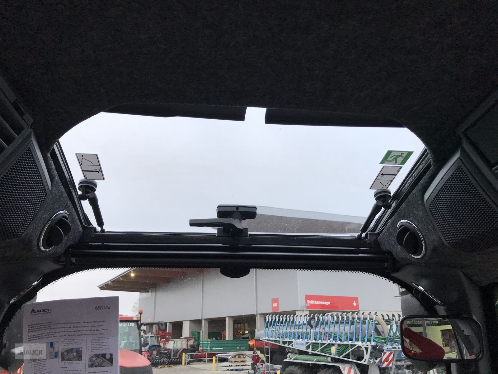 Traktor of the type Valtra Q305, Neumaschine in Burgkirchen (Picture 15)