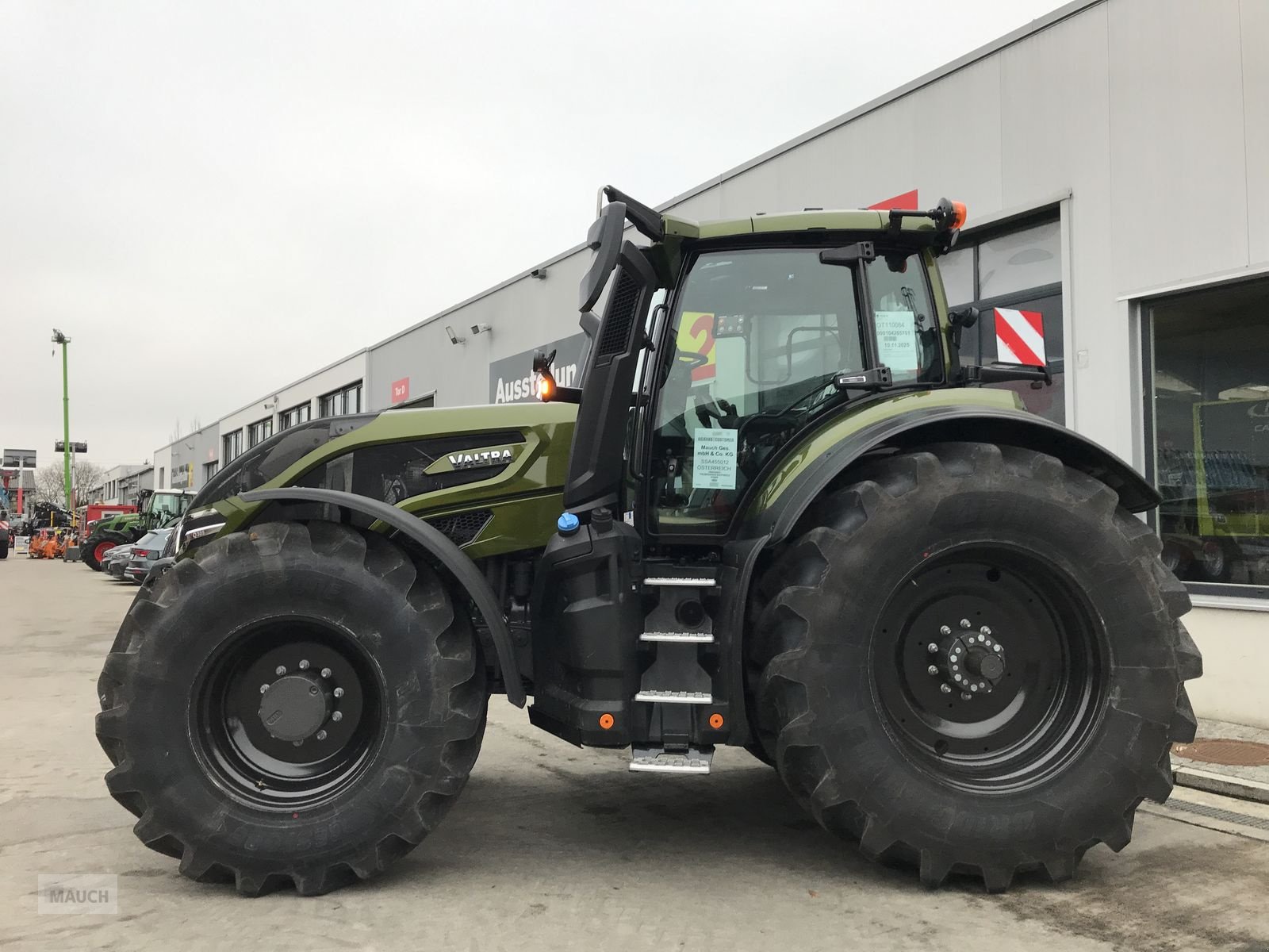 Traktor of the type Valtra Q305, Neumaschine in Burgkirchen (Picture 2)