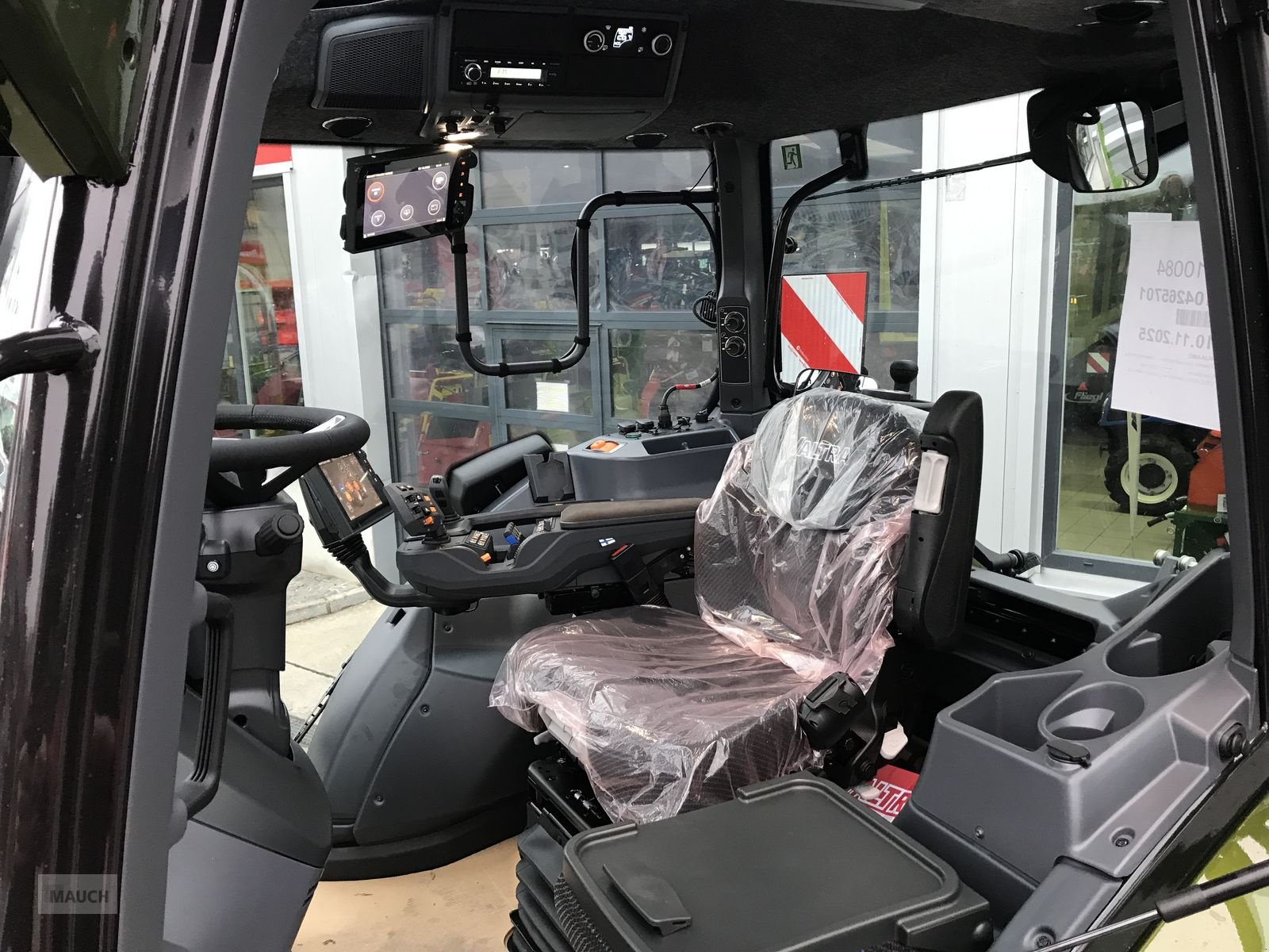 Traktor of the type Valtra Q305, Neumaschine in Burgkirchen (Picture 11)