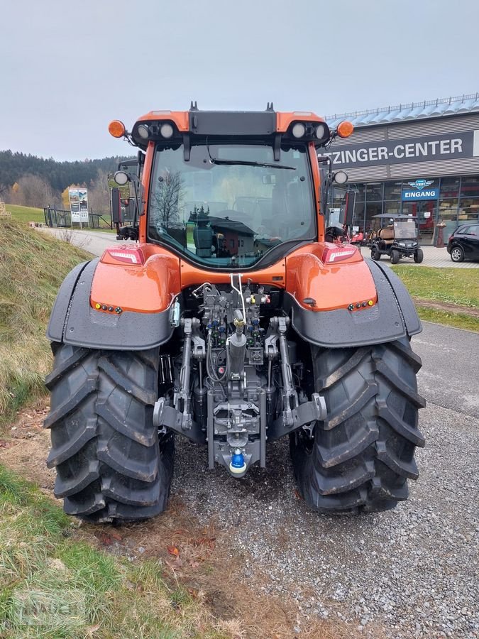 Traktor des Typs Valtra Q305, Neumaschine in Burgkirchen (Bild 4)