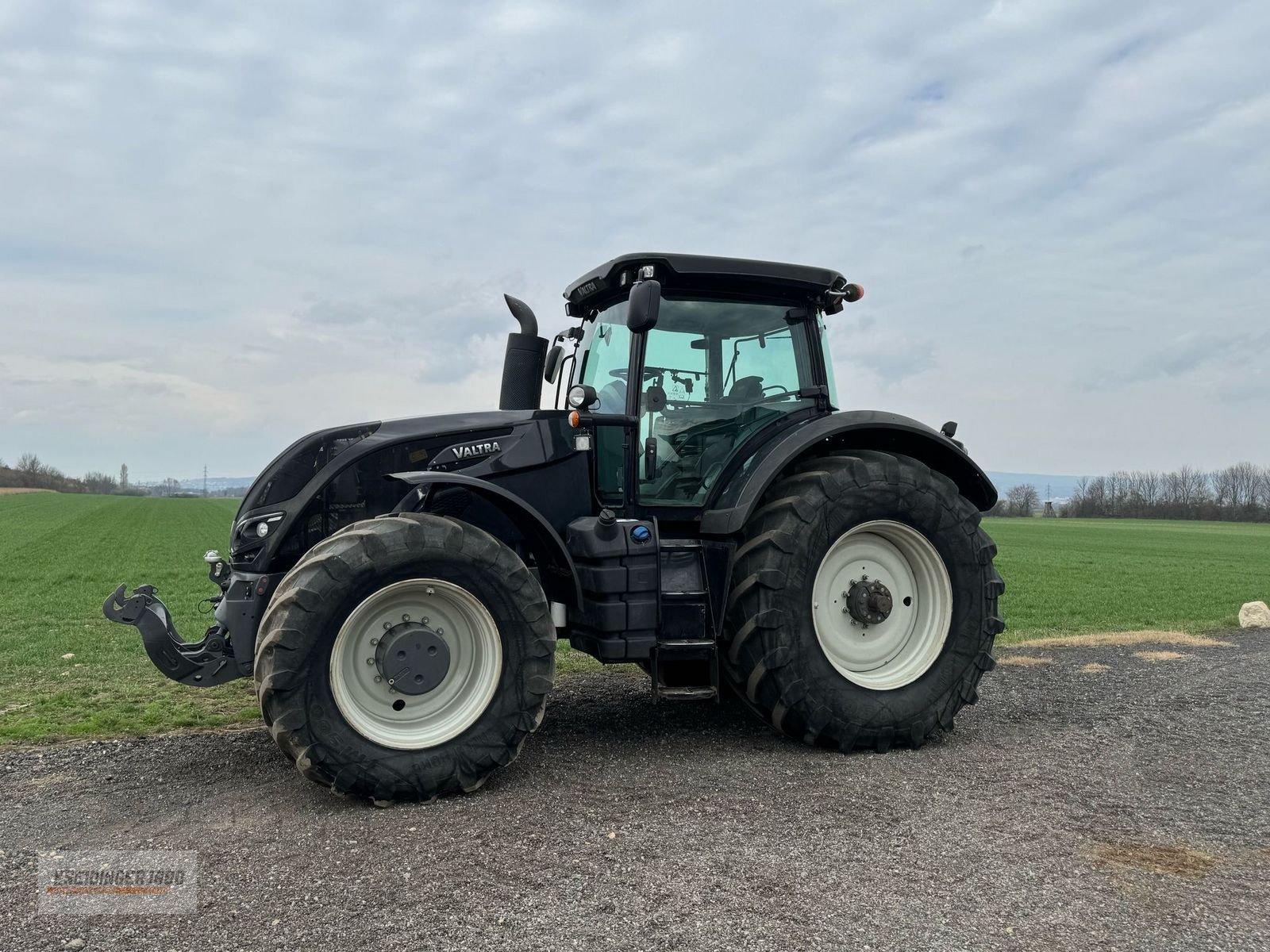 Traktor of the type Valtra S 374, Gebrauchtmaschine in Altenfelden (Picture 1)