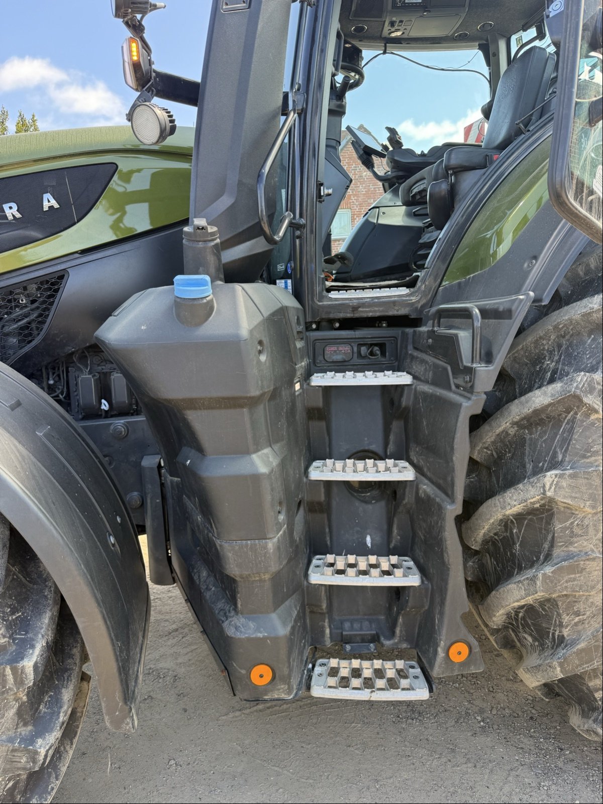 Traktor от тип Valtra S 376, Gebrauchtmaschine в Gadebusch (Снимка 11)