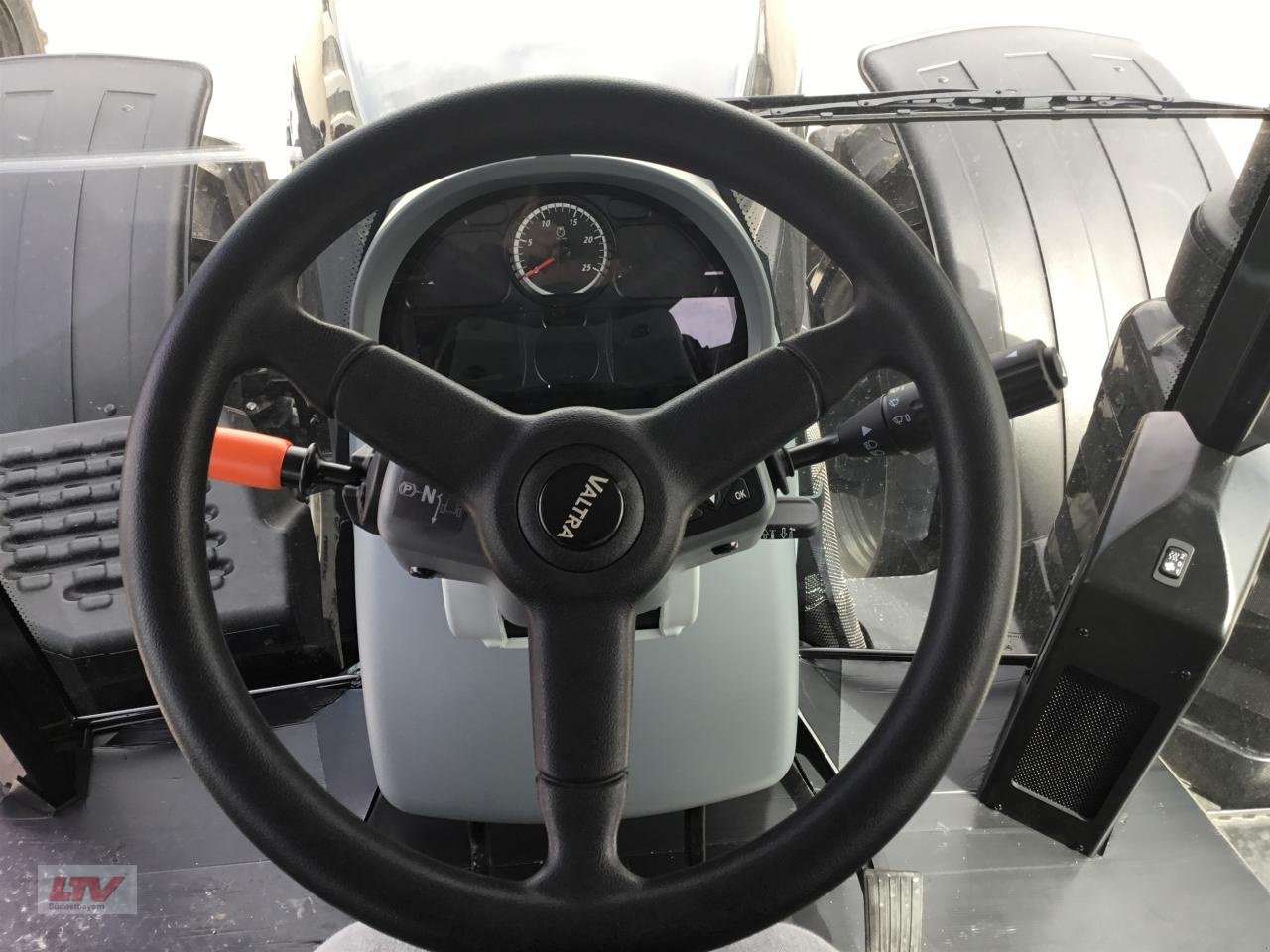 Traktor типа Valtra S 394 TW, Gebrauchtmaschine в Eggenfelden (Фотография 8)