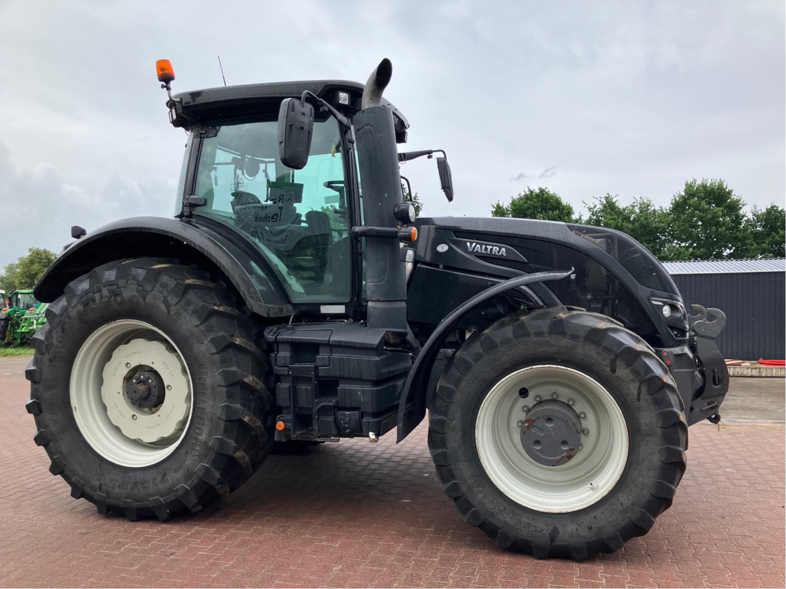 Traktor des Typs Valtra S 394, Gebrauchtmaschine in Goldberg (Bild 12)