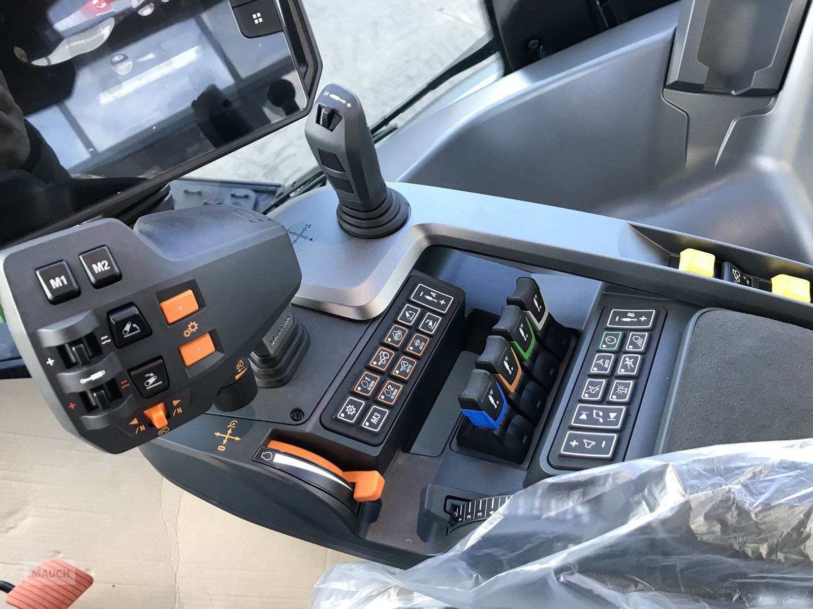 Traktor des Typs Valtra S 416, Neumaschine in Burgkirchen (Bild 17)