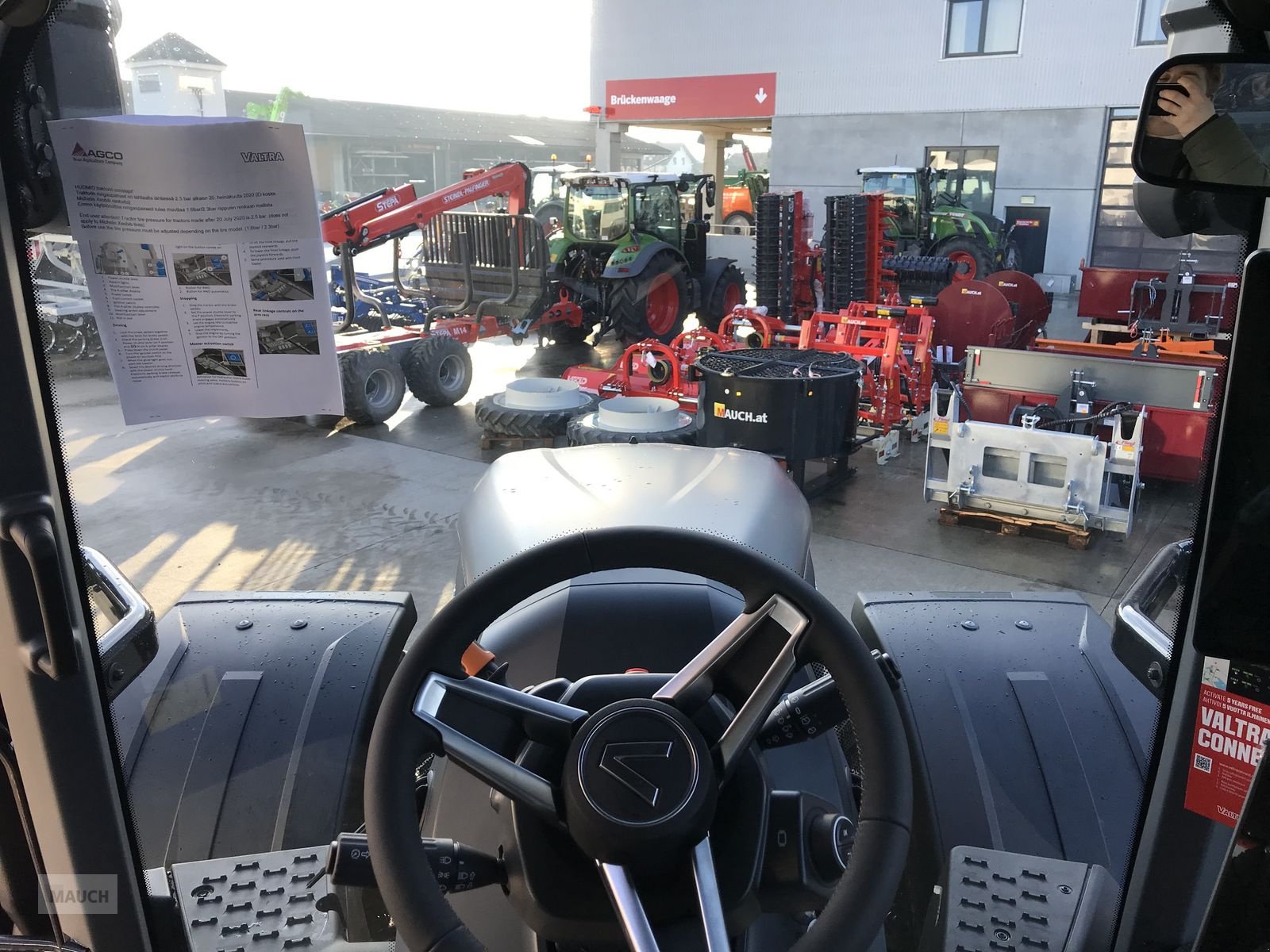 Traktor des Typs Valtra S 416, Neumaschine in Burgkirchen (Bild 19)