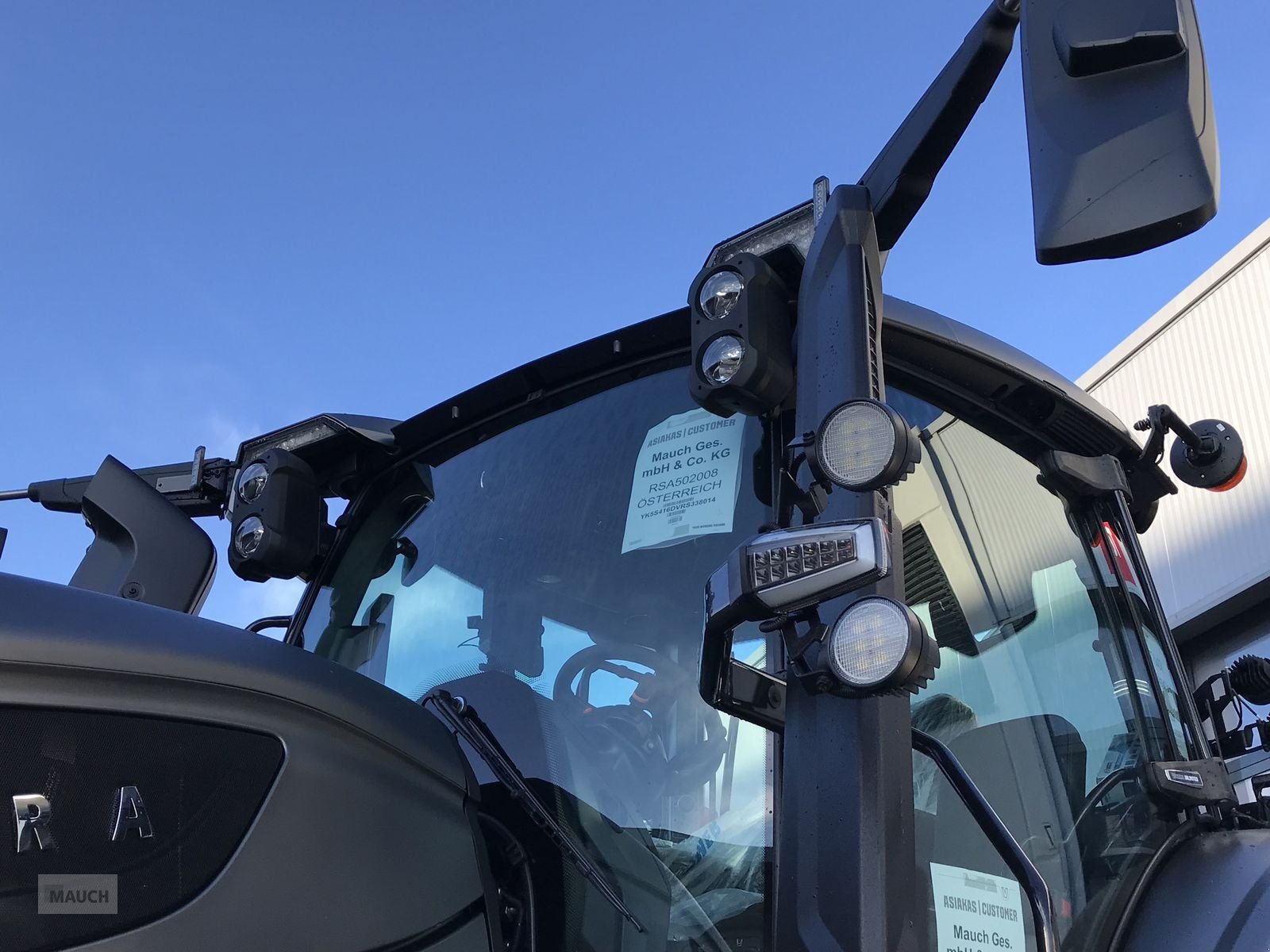 Traktor des Typs Valtra S 416, Neumaschine in Burgkirchen (Bild 12)