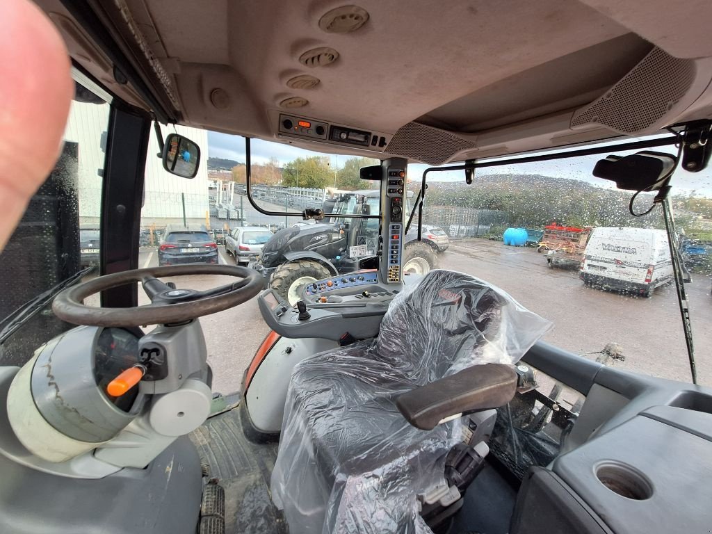 Traktor of the type Valtra S233, Gebrauchtmaschine in Neufchâtel-en-Bray (Picture 6)