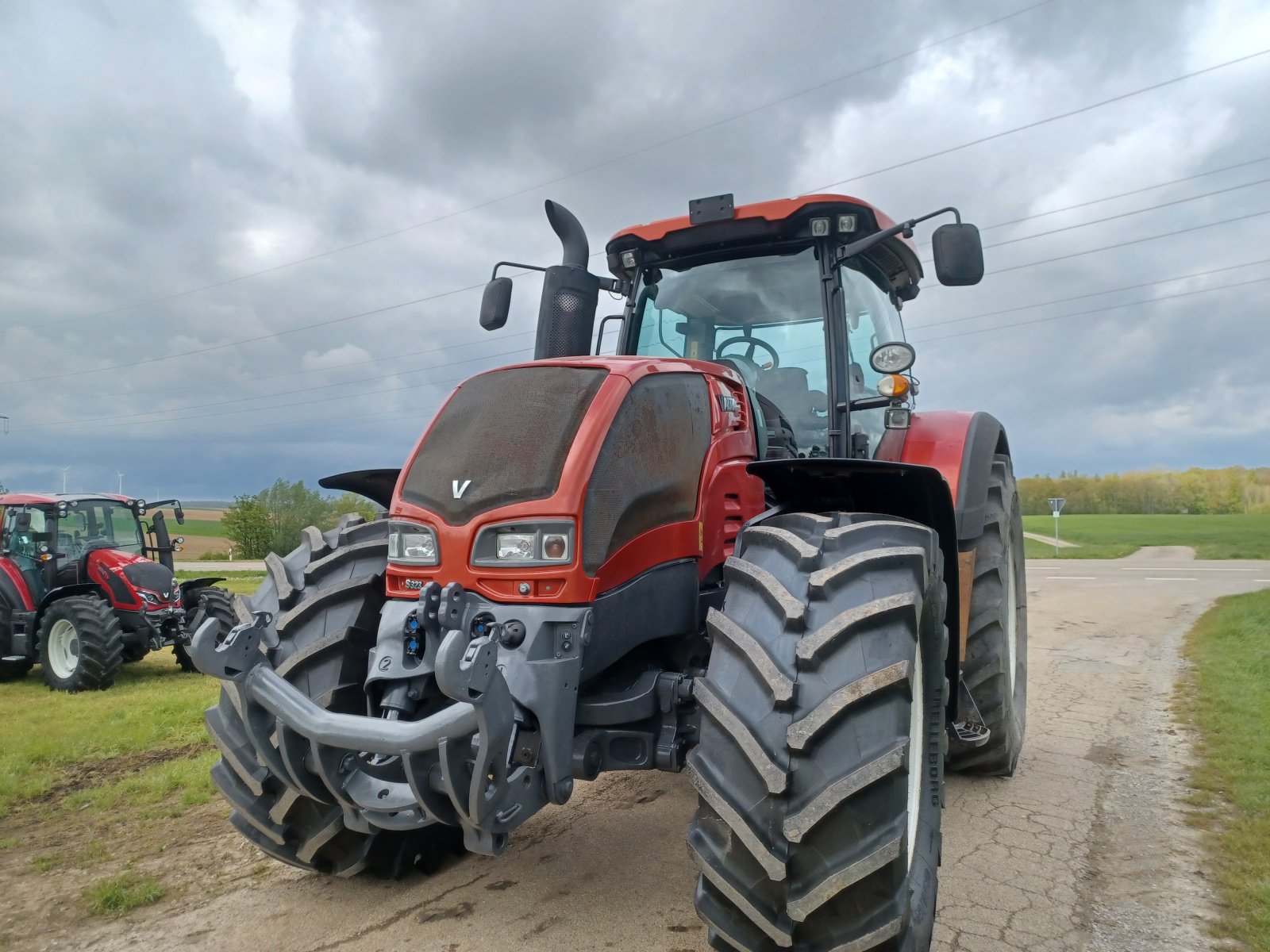 Traktor des Typs Valtra S323, Gebrauchtmaschine in Uffenheim (Bild 4)