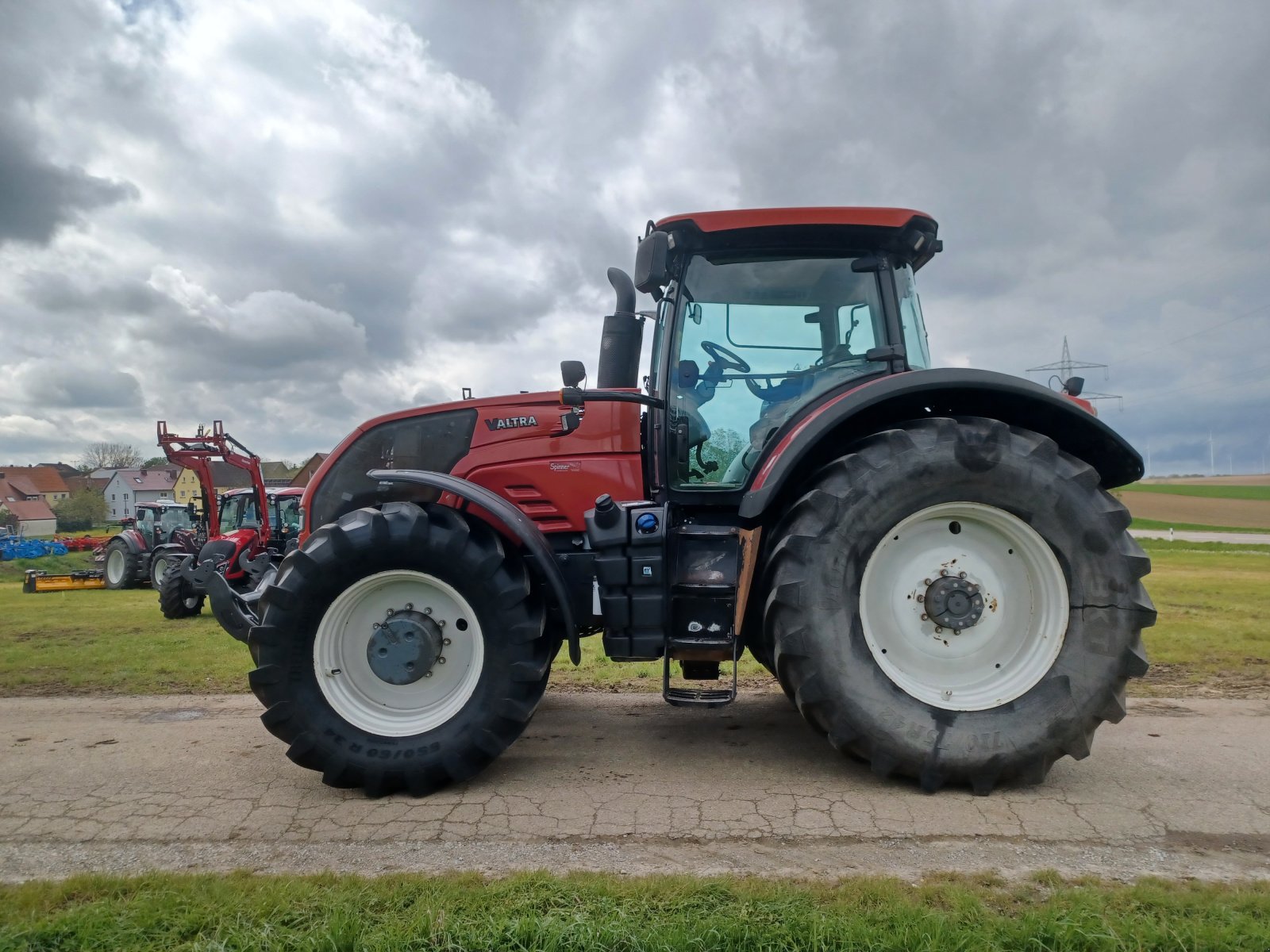 Traktor des Typs Valtra S323, Gebrauchtmaschine in Uffenheim (Bild 5)