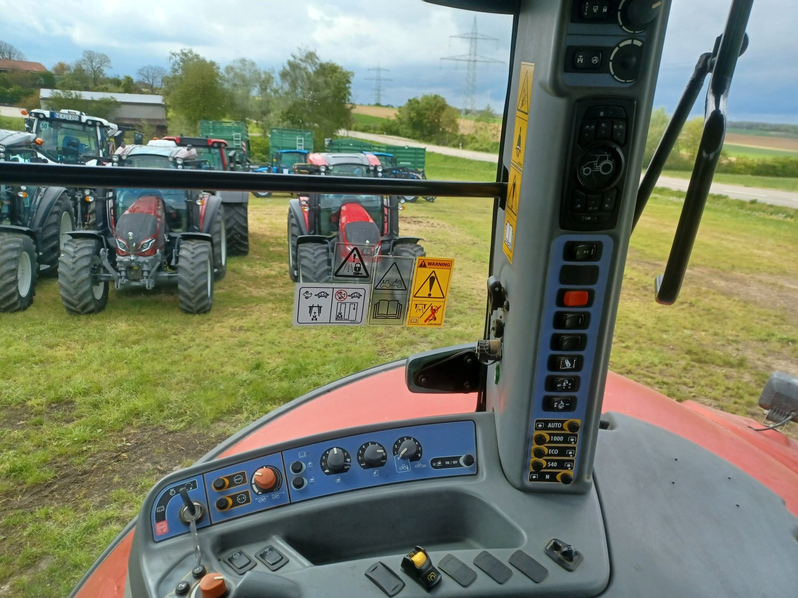 Traktor des Typs Valtra S323, Gebrauchtmaschine in Uffenheim (Bild 11)