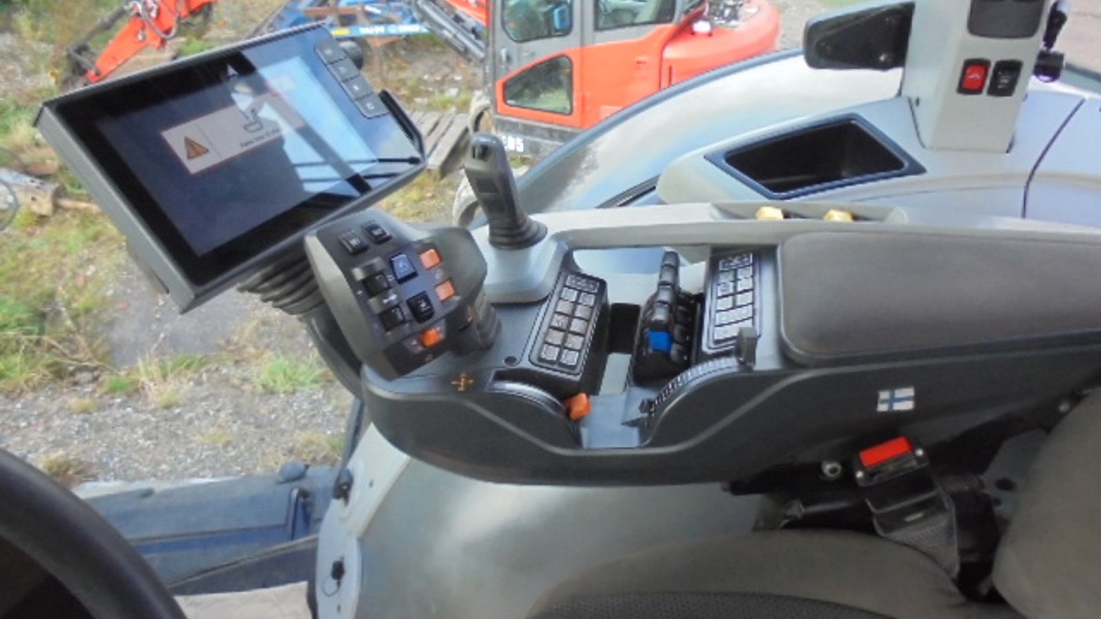 Traktor del tipo Valtra S374, Gebrauchtmaschine In Rønde (Immagine 1)