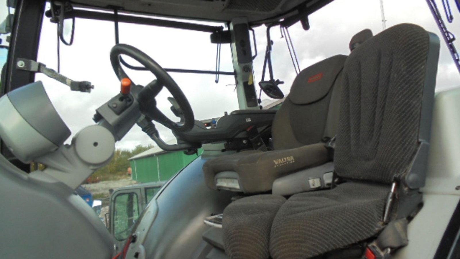 Traktor del tipo Valtra S374, Gebrauchtmaschine In Rønde (Immagine 2)