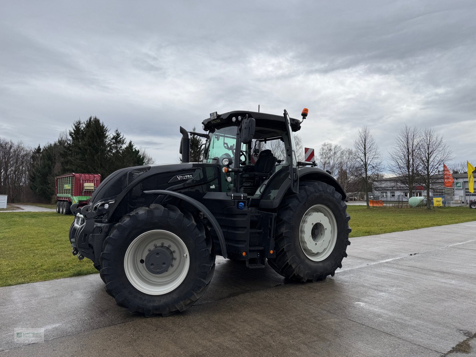 Traktor des Typs Valtra S394, Neumaschine in Löbau (Bild 1)