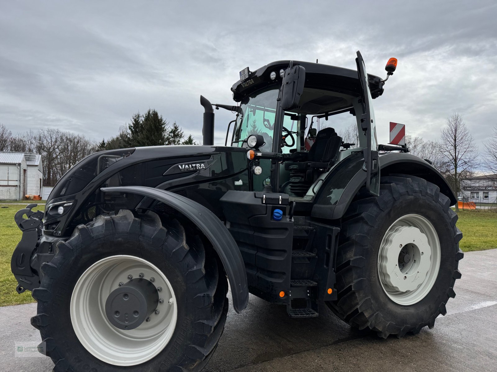 Traktor des Typs Valtra S394, Neumaschine in Löbau (Bild 2)