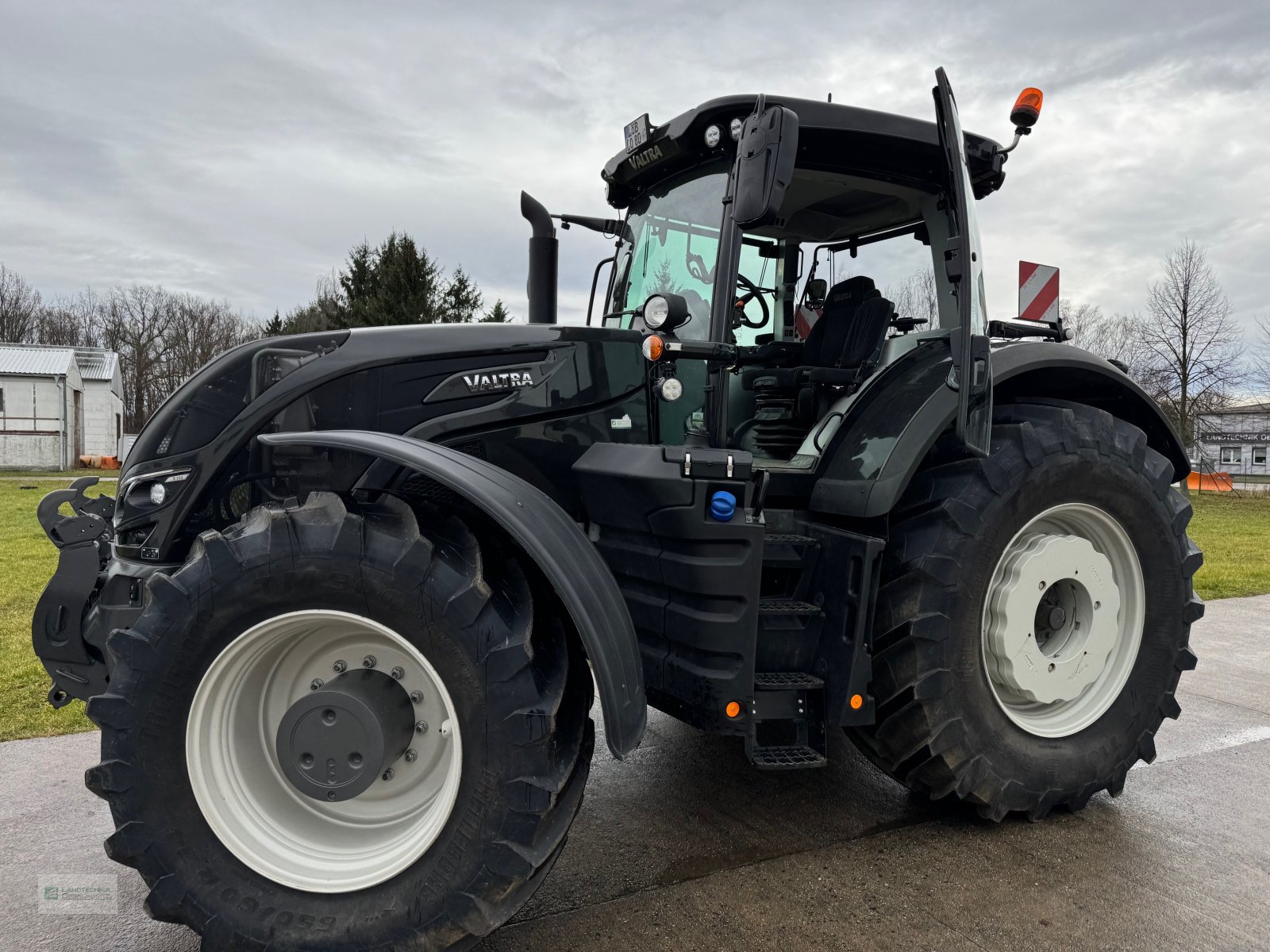 Traktor des Typs Valtra S394, Neumaschine in Löbau (Bild 3)