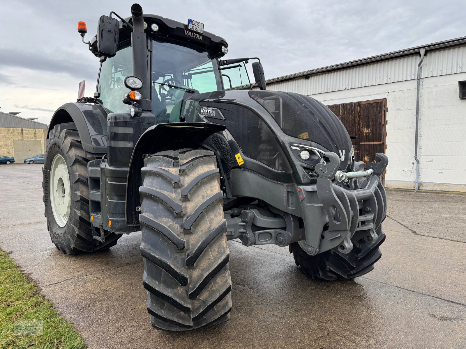 Traktor des Typs Valtra S394, Neumaschine in Löbau (Bild 4)