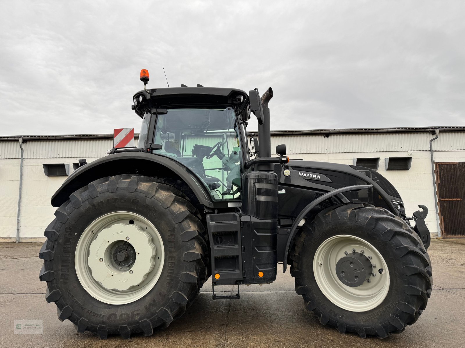 Traktor des Typs Valtra S394, Neumaschine in Löbau (Bild 5)
