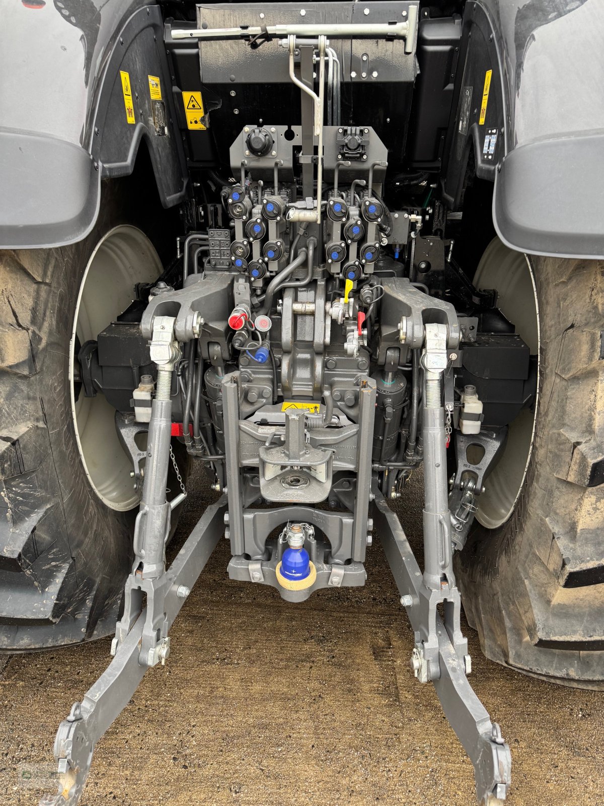 Traktor des Typs Valtra S394, Neumaschine in Löbau (Bild 9)