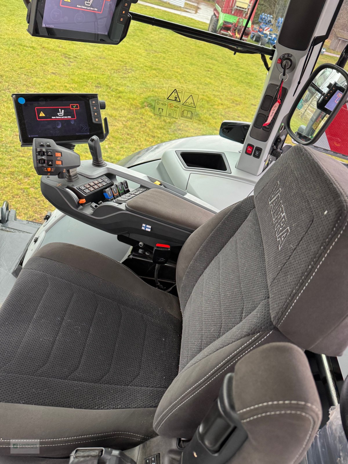 Traktor des Typs Valtra S394, Neumaschine in Löbau (Bild 11)