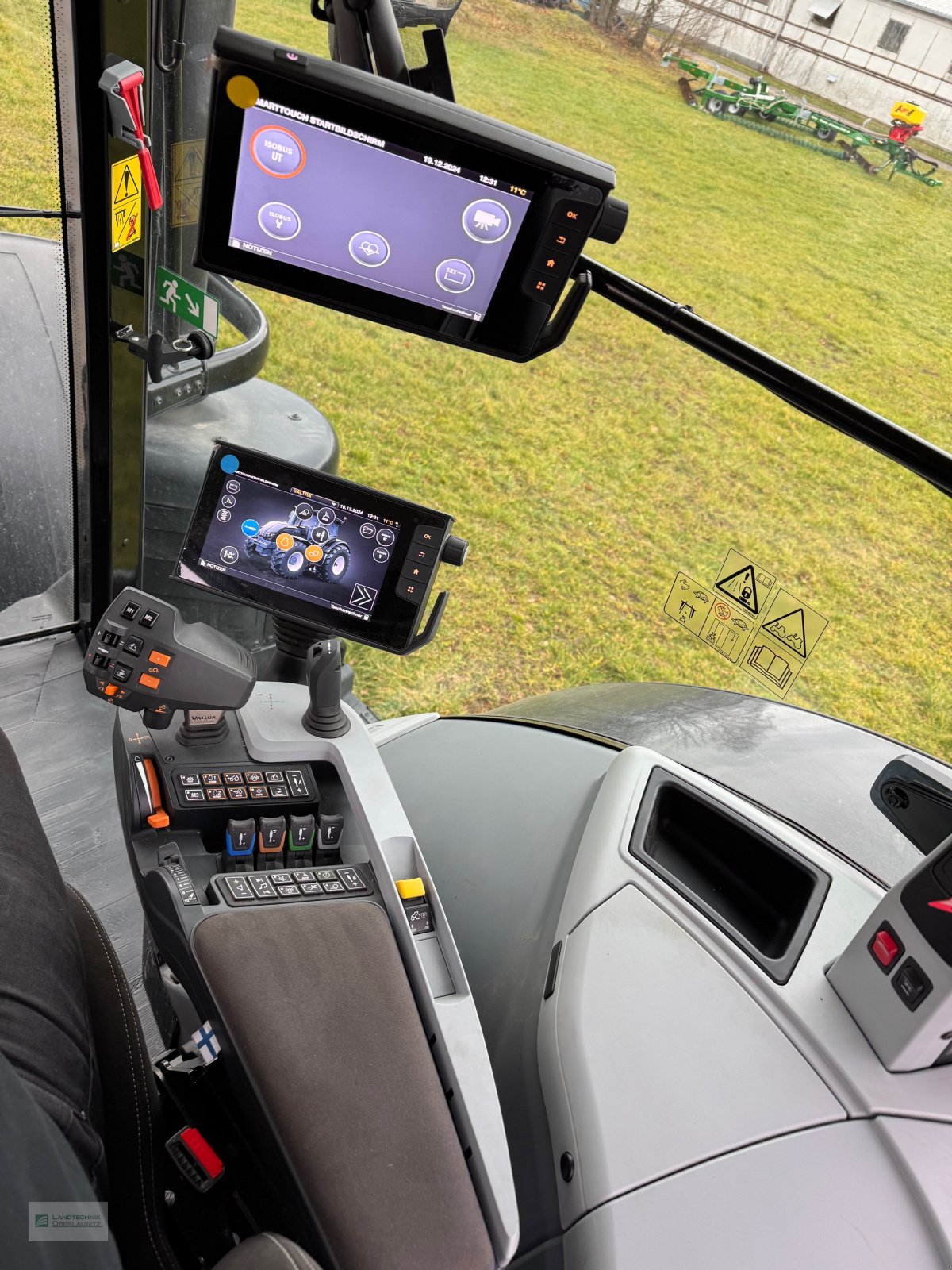 Traktor des Typs Valtra S394, Neumaschine in Löbau (Bild 12)