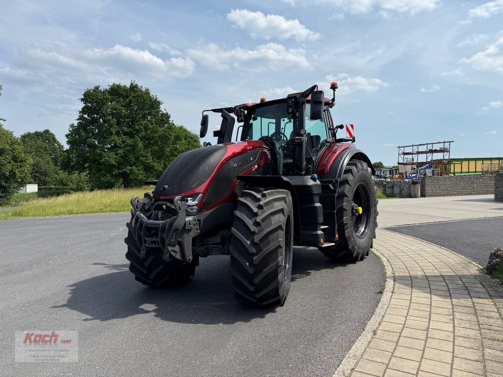 Traktor of the type Valtra S396, Neumaschine in Neumarkt / Pölling (Picture 1)