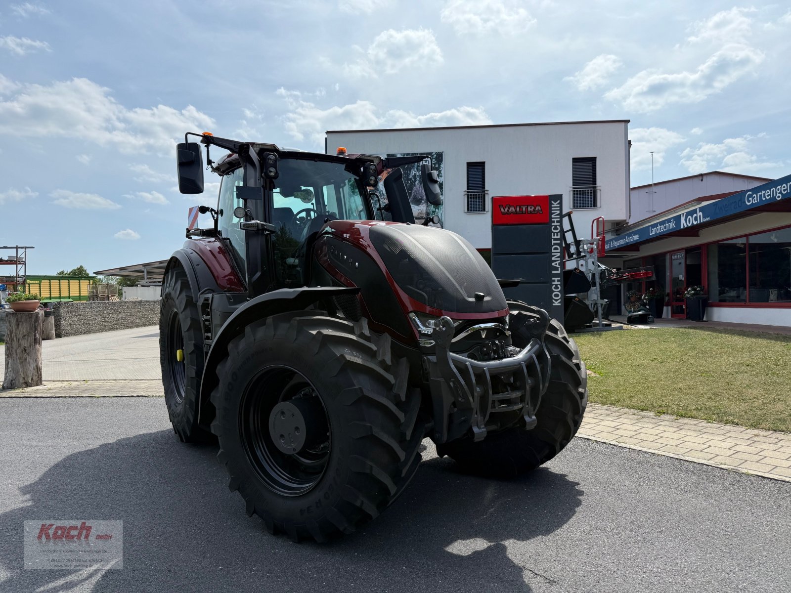 Traktor of the type Valtra S396, Neumaschine in Neumarkt / Pölling (Picture 2)