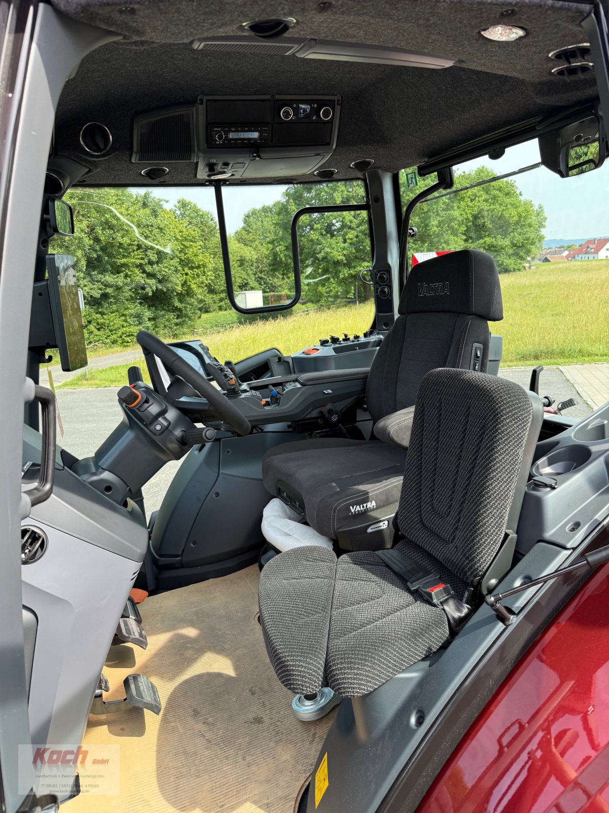 Traktor of the type Valtra S396, Neumaschine in Neumarkt / Pölling (Picture 10)