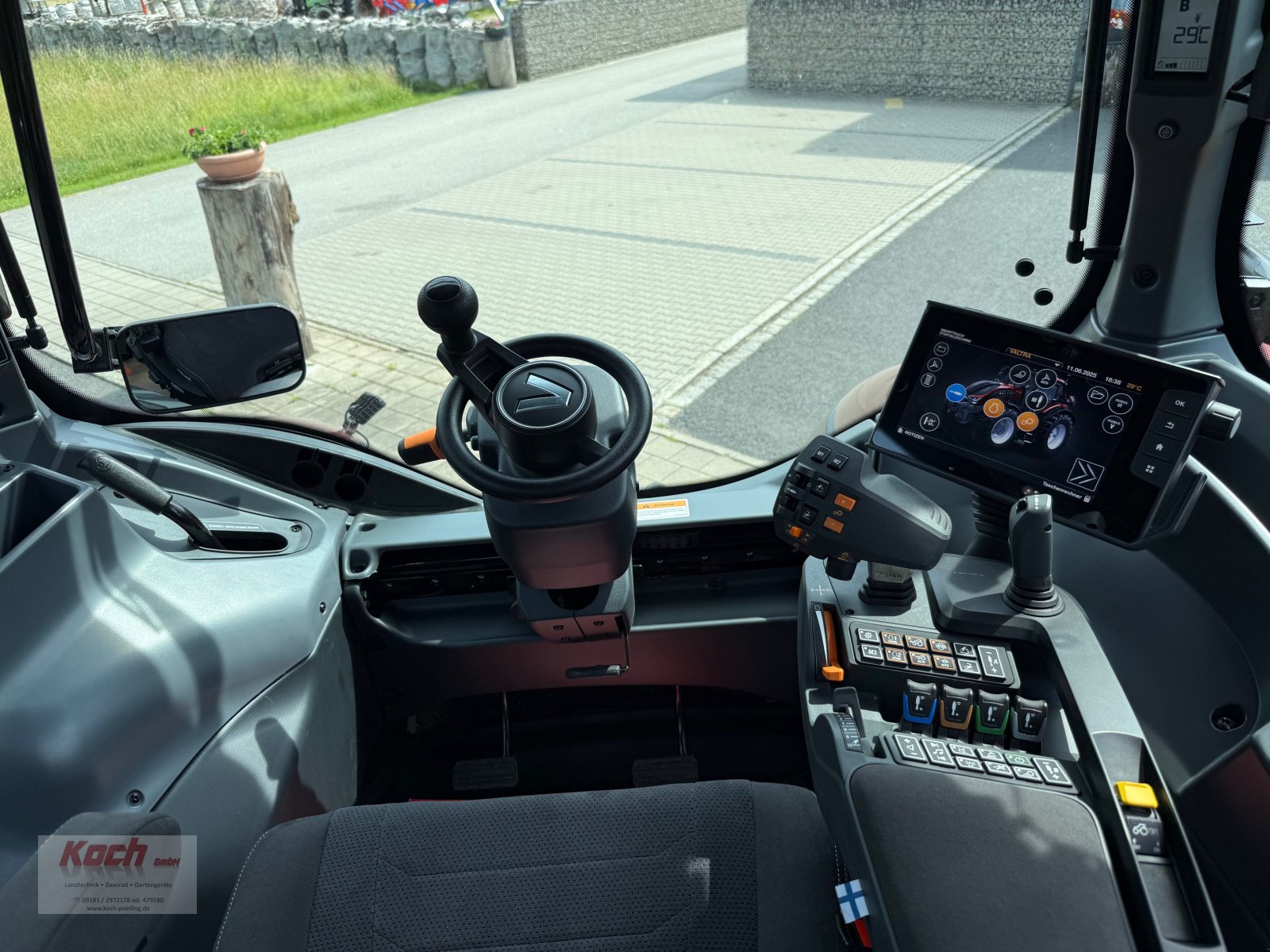 Traktor of the type Valtra S396, Neumaschine in Neumarkt / Pölling (Picture 11)