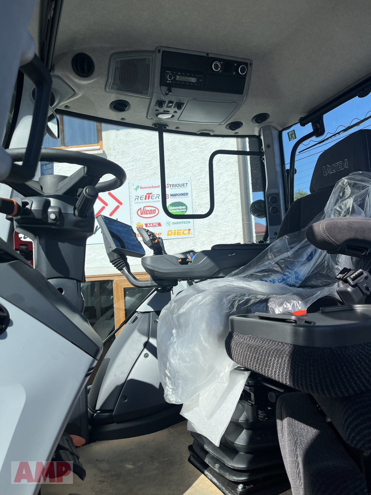 Traktor of the type Valtra S416, Neumaschine in Teising (Picture 5)