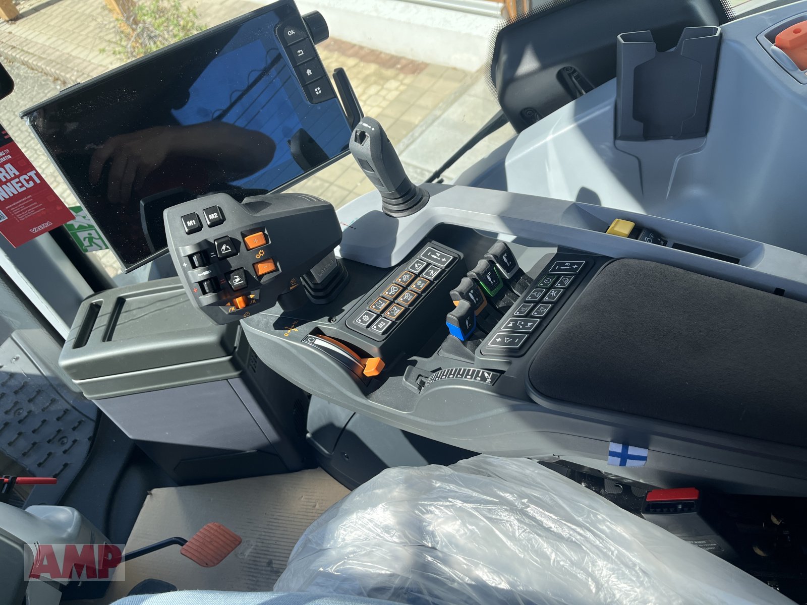 Traktor of the type Valtra S416, Neumaschine in Teising (Picture 6)